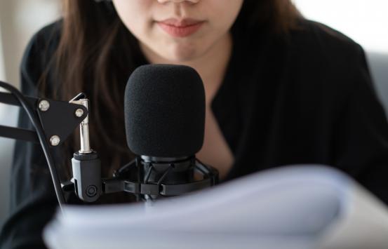Fotografía - Periodista en estudio de radio