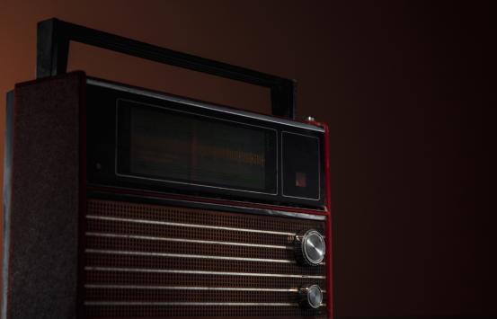 Fotografía - Radio rojo antiguo sobre un fondo oscuro