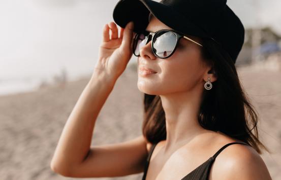 Fotografía - Mujer utilizando gafas con protección UV