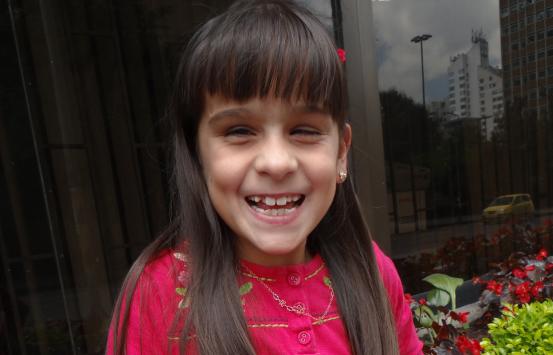 Fotografía - Niña con discapacidad visual sonriendo