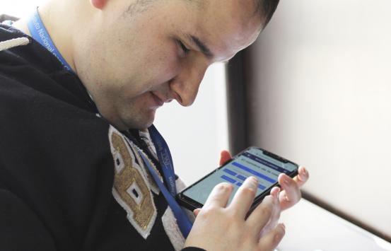 Fotografía - Persona con discapacidad visual utilizando un smartphone para acceder a internet