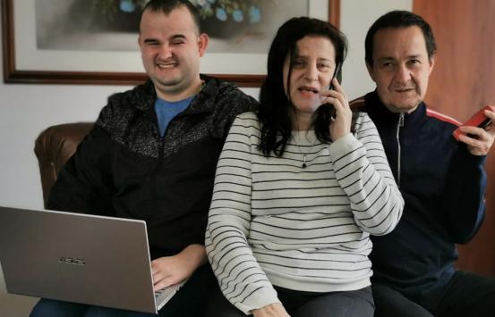 Fotografía -Grupo de personas con discapacidad visual interactuando con diferentes dispositivos digitales