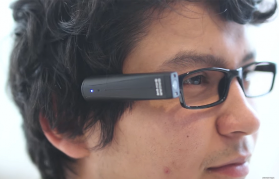 Fotografía - Hombre utilizando las gafas inteligentes