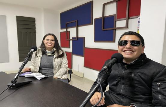 INCIRADIO_INCINAUTAS_MARIA_PAULA_MONTOYA_ALEJANDRO_PABON en la cabina de inciradio frente al micrófono aparecen en la imagen alejandro pabón y maria paula montoya