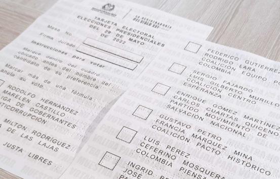 Fotografía - Tarjeta electoral en braille
