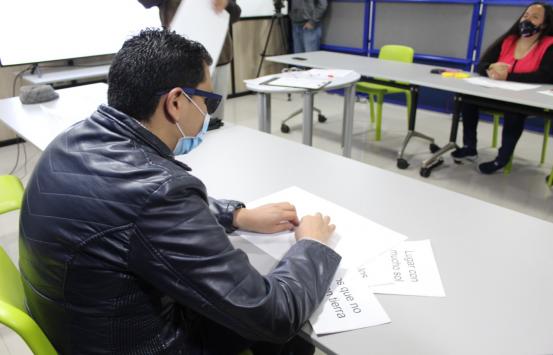thumbnail_img_6081.jpg alejandro pabon está con sus dedos leyendo un texto en braille