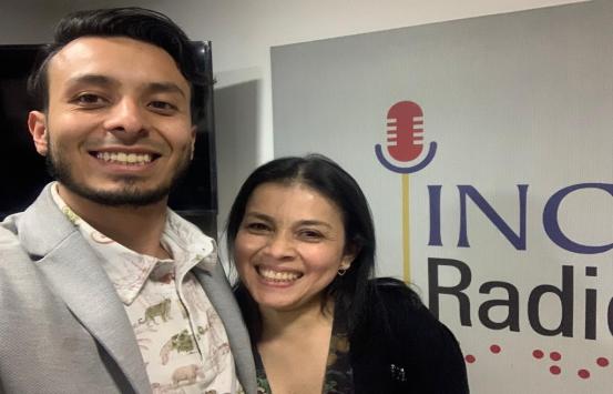 JINETH_ADRIANA_GARZON_JOSE_ANTONIO_GARZON imagen de Jineth Adriana y José Antonio Garzón en la cabina de INCIRadio de fondo aparece el logo de la emisora