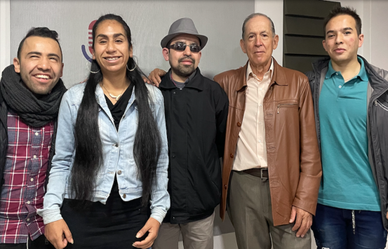 foto frente al panel de INCIRadio de izquierda a derecha aparece carlos quintero, Lorena Peché, Nestor Iván, y Camilo garnica