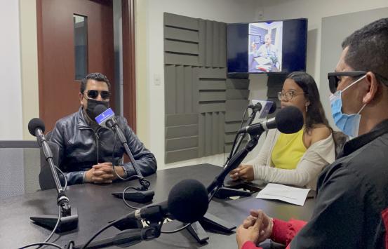 Imagen de susana Orosco  en la cabina de INCIradio junto a ella están dos invitados que estarán presentes en el primer programa de CIudad del Tacto