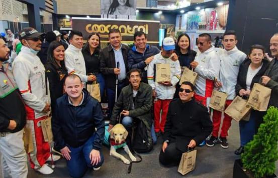Fotografía - Grupo de personas con discapacidad visual presentes en la Cata de café en Corferias, también estuvo presente el director del INCI  doctor Carlos Parra Dussan