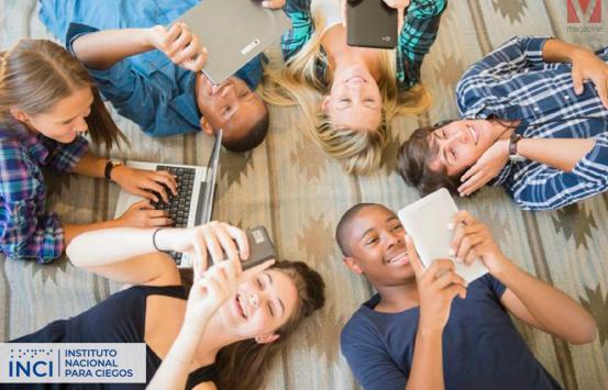 Fotografía - Grupo de jóvenes acostados formando un circulo y todos interactuando con dispositivos móviles
