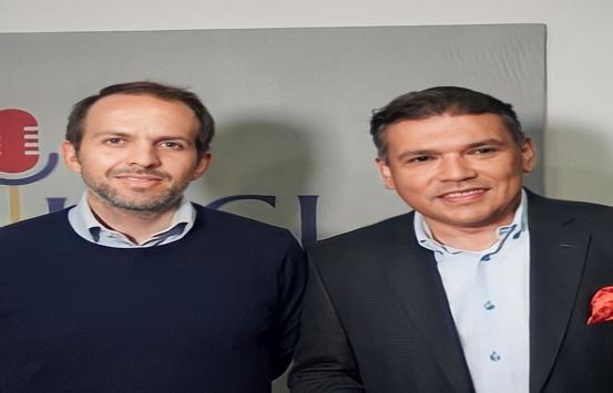 Fotografía del  doctor Ernesto Lucena en compañía del Director del INCI el doctor Carlos Parra Dussan la imagen se tomó en la emisora INCIRadio ellos sonrién