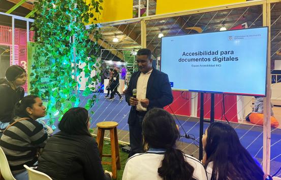 Edwin Beltrán dictando taller de Accesibilidad de documentos digitales en la Feria del Libor 2023
