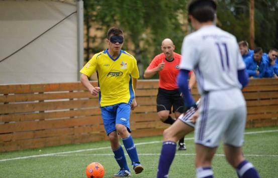 Futbolista colombiano con discapacidad visual conocido como el Falcao de los ciegos participando en torneo europeo