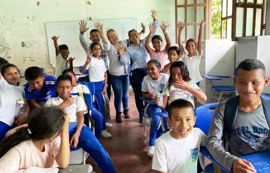 Funcionarios del INCI, junto a educadores y alumnos en su visita al departamento del Guainía