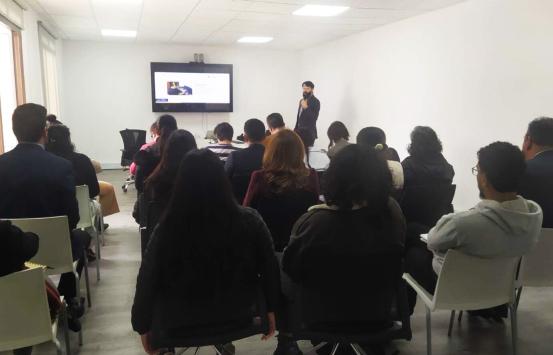 Taller dictado en el DAPRE que tienen como objetivo promover la inclusión de las personas con discapacidad visual