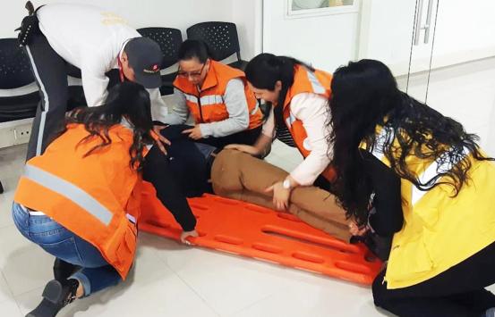 Brigada de emergencias socorre a persona con discapacidad visual en medio de simulacro