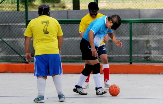 partido de fútbol adaptado para personas con discapacidad visual