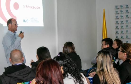 taller de braille en la personaría de Chía dictado por Enrique King a funcionarios de la entidad