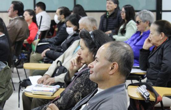 varias personas con discapacidad atienden a una conversación con el equipo de gestión interinstitucional