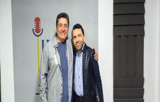 Oscar Javier Cuesta abraza a Carlos Quintero, los dos sonríen