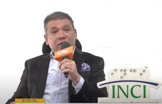 El doctor Carlos Parra Dussan hablando en el programa Arriba Bogotá en City TV de los perros guía