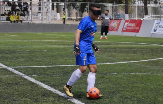 Futbolista ciego dominando el balón