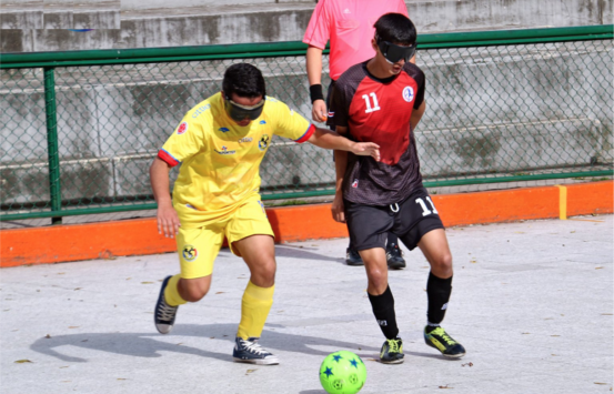 jugador de colombia realiza un enganche en un partido