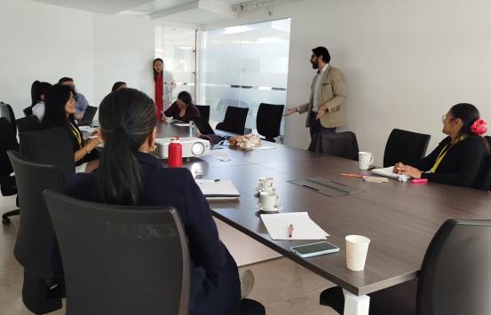 Funcionarios del INCI y de la Agencia para la Reincorporación y Normalización durante la capacitación de lenguaje inclusivo, comunicación incluyente y audio descripción.