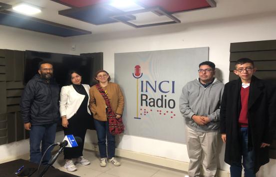 Ignacio Maya junto a  los jovenes Natalia Moncaliano, Johann Sebastian Villarraga, Juan David Cardozo y la psicóloga de la liga Colombiana de Autismo Ángela Daniela Zabaleta.