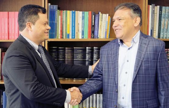 Fotografía del encuentro  del director del Instituto Nacional para Ciegos, INCI, el doctor Carlos Parra Dussan y el Director general de la Dirección Nacional de Derecho de Autor, DNDA, Herman Gutiérrez Gutiérrez.