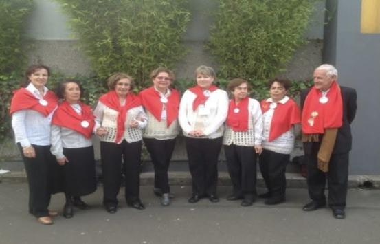 El equipo de la tertulia literaria del 2022, ellos visten un pantalón negro camisa blanda y bufanda roja, hay 7 mujeres y un hombre