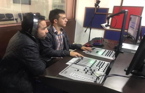 Carlos quintero y Camilo garnica frente a la consola en la cabina principal foto del 2019