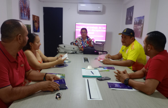 Sandy Pachon, funcionaria del INCI, brindando asistencia técnica a funcionarios de entidades en el departamento del Vichada