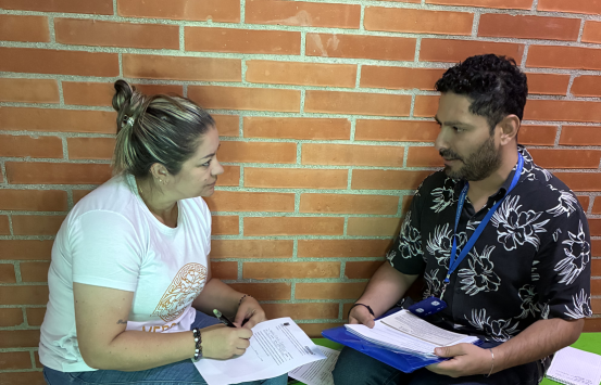 Funcionario del INCI durante la una comisión técnica en los municipios de Guarne, Rionegro, Medellín e Itagüí (Antioquia), en el marco de la investigación interinstitucional titulada “Factores técnicos y socioculturales que favorecen el desarrollo integral de las niñas y niños de 0 a 5 años con discapacidad visual”