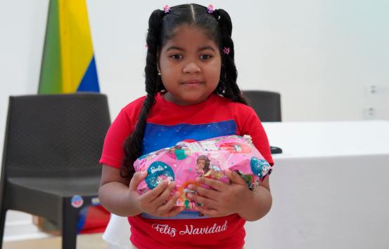 Niña con discapacidad visual del departamento del Bolívar, recibiendo un regalo de la campaña "Por una navidad incluyente" del INCI