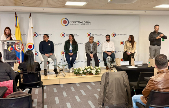 Panelistas participantes en la Feria de Servicio al Ciudadano para Personas con Discapacidad Visual y Auditiva desarrollada en la Contraloría General de la República, Durante la agenda el INCI participó con la presentación “Inclusión laboral”, a cargo de la profesional María Helena Cruz