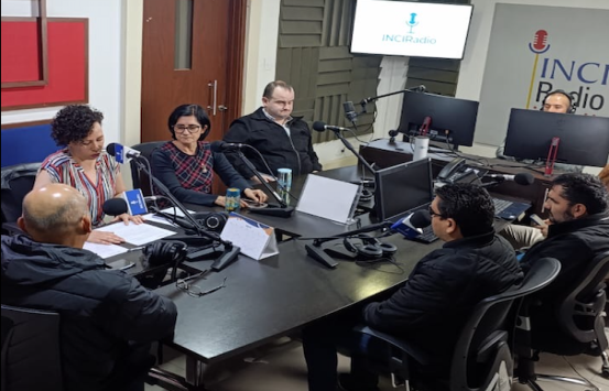 en la cabina de inciradio el equipo esta presente en la foto están  Laura Henríquez Bermúdez, Diana Briñez, John Jairo Jiménez, Enrique King, Alejandro Pabón, Sergio González, Juan Pablo Bello, Alba Giraldo y Marta Castro de fondo se ve a camilo Garnica operando el equipo
