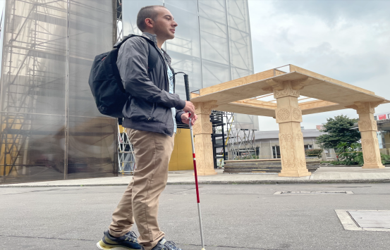 En la feria del libro frente al pabellón número 4, camilo garnica camina a solas con su bastón blanco