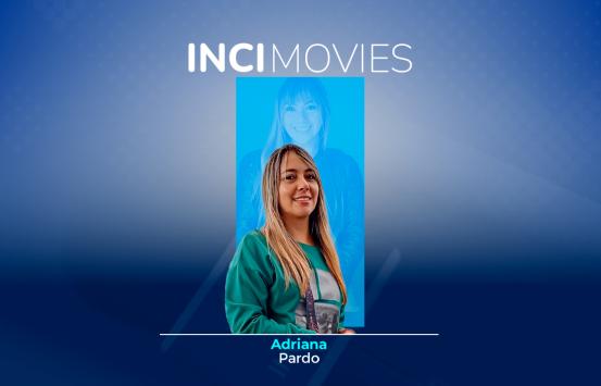 La imagen tiene un diseño gráfico promocional con un fondo en tonos azules degradados, más oscuro en los bordes y más claro hacia el centro. En la parte superior, centrado, aparece el texto en letras blancas: “INCI MOVIES”. En el centro de la imagen está Adriana pardo ella lleva una chaqueta de color verde sobre una camiseta clara.