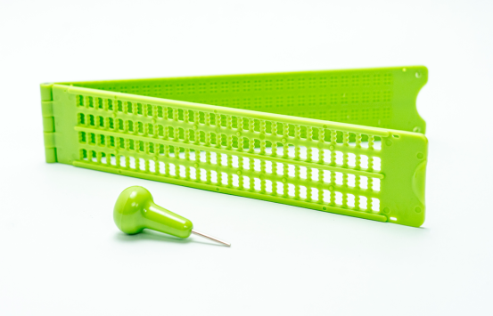 Pizarra Plástica 4X28 Cajetines (Incluye Punzón)