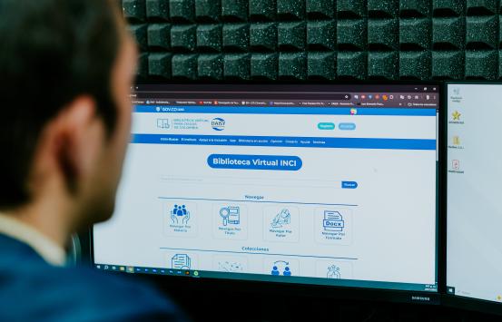 pagina de la biblioteca virtual para ciegos proyectada en una pantalla