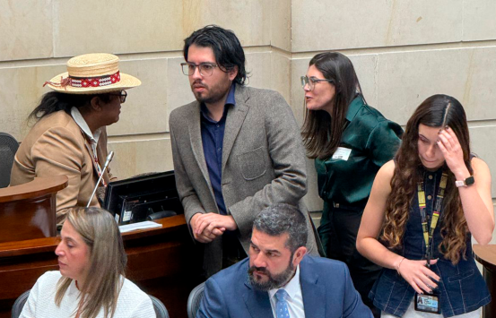 Fotografía de una discusión en el Congreso de Colombia relacionada con la decisión de mantener el Ministerio de Igualdad. En la imagen aparecen varias personas conversando en el recinto, entre ellas la directora del INCI Andrea Carolina Chacón y el Ministro de Igualdad y Equidad Alfredo Acosta Zapata, en medio de una sesión legislativa.