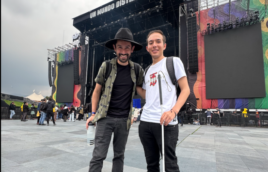 henry y camilo están en frente de un escenario, ellos sonríen