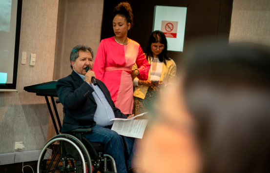 Representante de una organización de personas con discapacidad interviene durante el lanzamiento del CONPES 4198 de discapacidad, evento al que asistió el INCI para respaldar la nueva Política Nacional de Discapacidad y promover la garantía de derechos e inclusión.