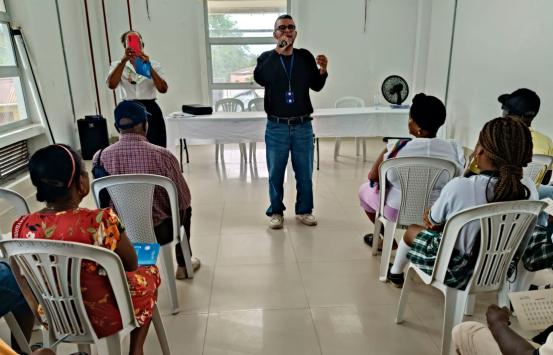 Fabio Leiva, profesional del INCI, orienta una jornada de asistencia técnica en Istmina, Chocó, sobre acompañamiento a personas ciegas y con baja visión en situaciones de emergencia.