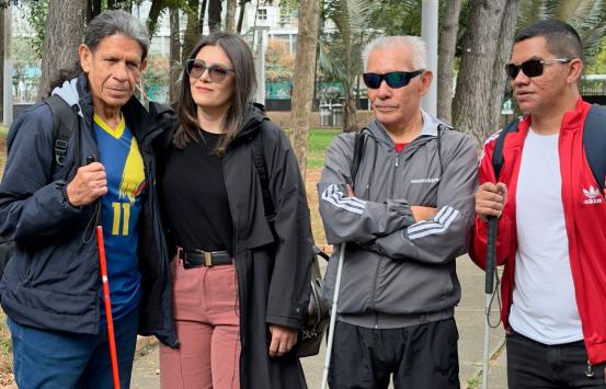 Andrea Carolina Chacón Castillo, directora general del INCI, junto a tres personas con discapacidad visual usuarias de bastón blanco, durante la presentación del Run Tour Avianca 2026 en Bogotá.