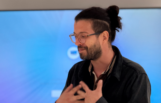 Andrés Carmona, director de la película “La Estancia”, conversa con los asistentes durante la jornada de cine accesible realizada en el Centro Cultural del INCI, en articulación con el Festival de Cine de Bogotá – Bogocine.