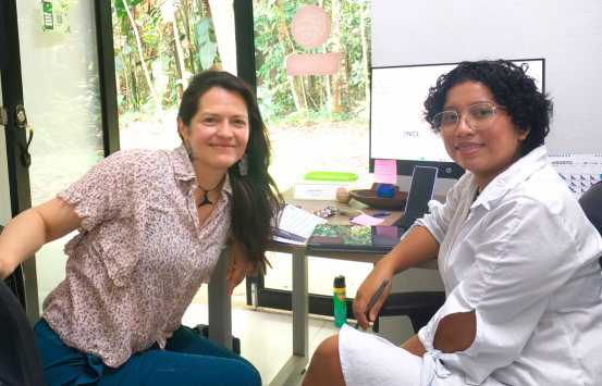 Diana Briñez del INCI acompañada de una funcionaria de la entidad cultural del Amazonas durante un encuentro de articulación para identificar necesidades y oportunidades de accesibilidad cultural en el territorio.