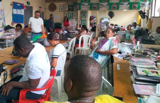 Fabio Lieva junto a un grupo de docentes y participantes durante una jornada educativa, reunidos en un espacio de trabajo con materiales pedagógicos, en el marco de actividades orientadas a fortalecer la educación inclusiva de estudiantes ciegos y con baja visión.